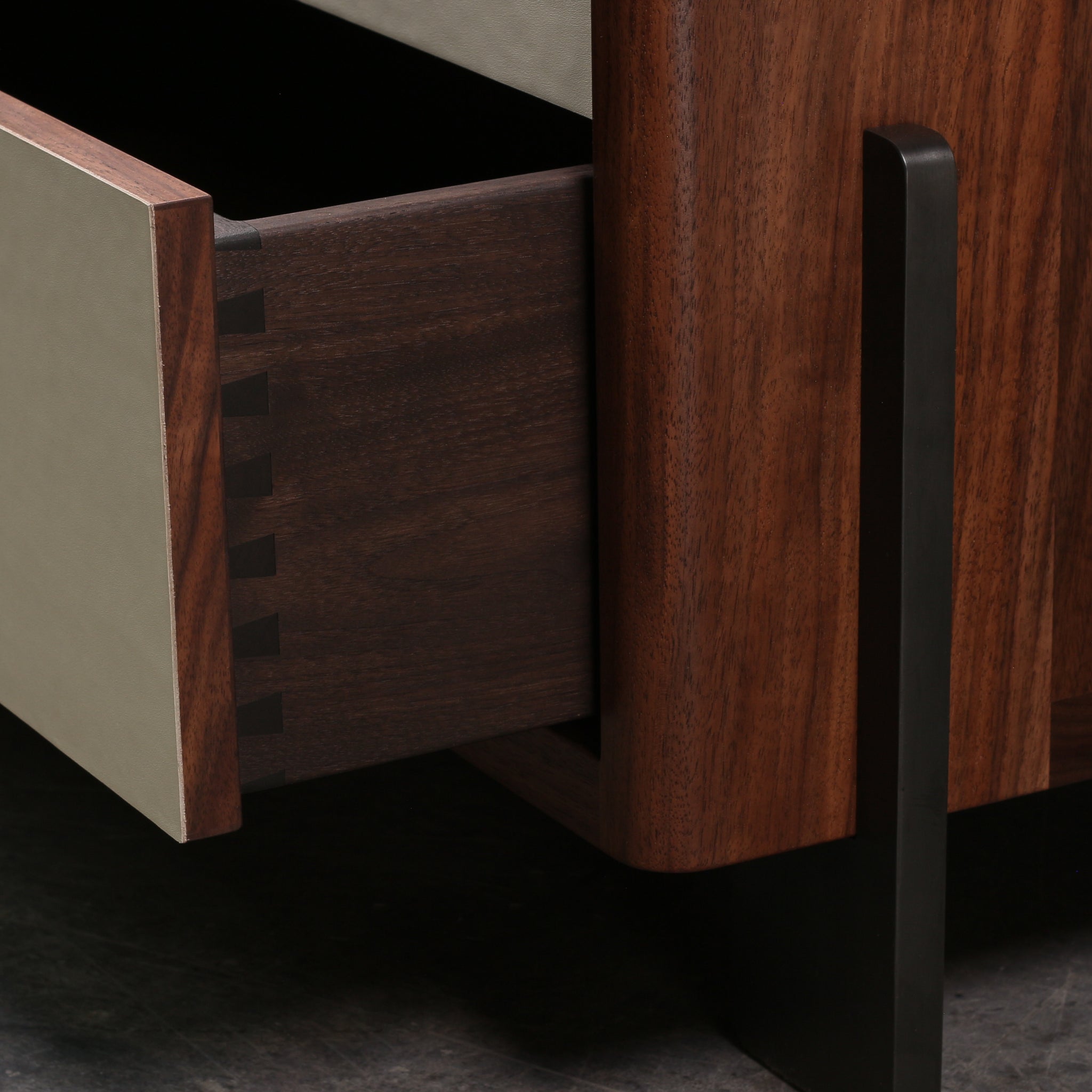 Dreyfus Nightstand (36L)